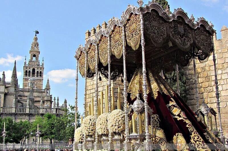 El manto y el techo de palio, en la exposición «In nomine Dei»