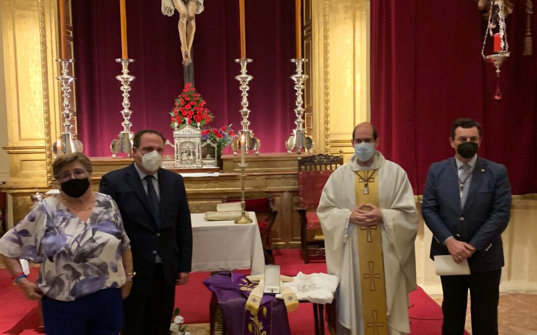 La familia de Juan del Río dona a la hermandad su Cruz Pectoral
