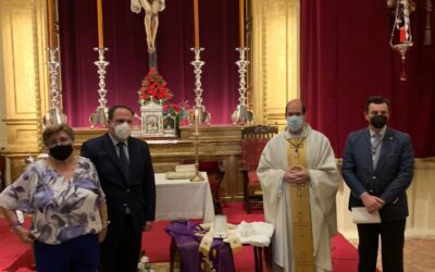 La familia de Juan del Río dona a la hermandad su Cruz Pectoral