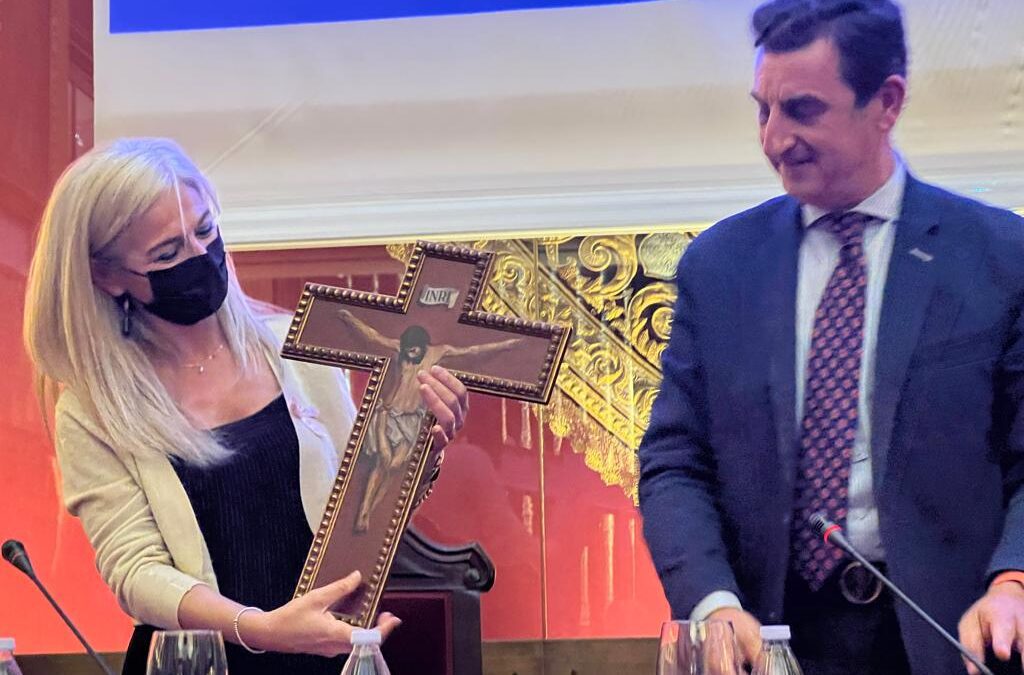 La consejera de Cultura visita la hermandad y la Capilla