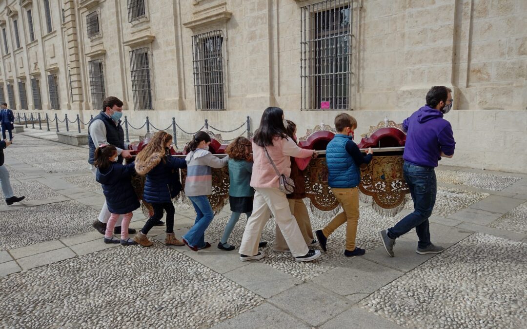 Montaje del palio con nuestros hermanos más pequeños