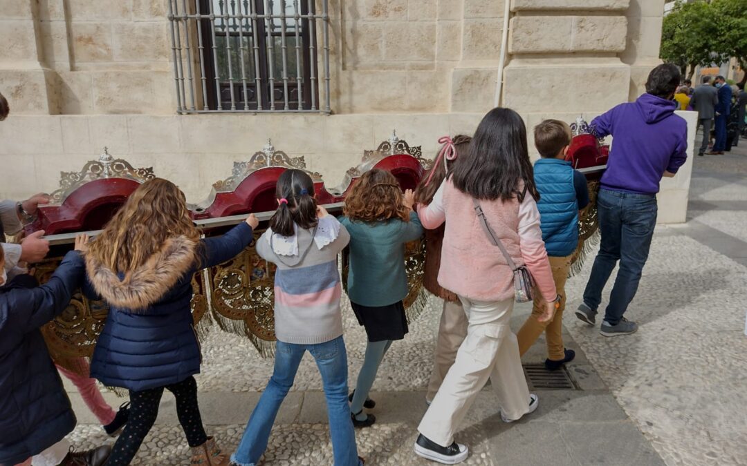 Montaje del palio con nuestros hermanos más pequeños
