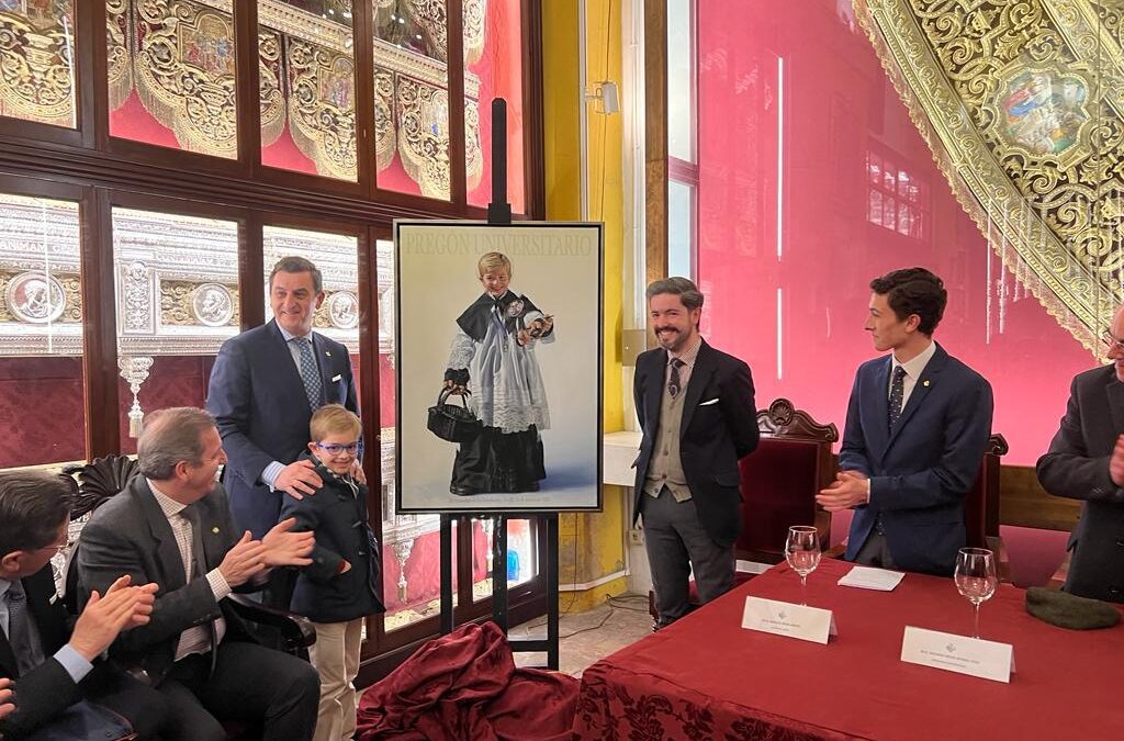 Un sonriente monaguillo anuncia el Pregón Universitario de 2023