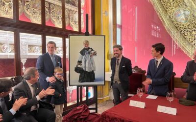 Un sonriente monaguillo anuncia el Pregón Universitario de 2023