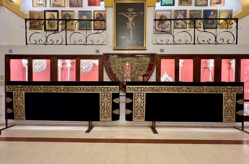 Expuestos en la casa de hermandad los faldones laterales del paso de Cristo