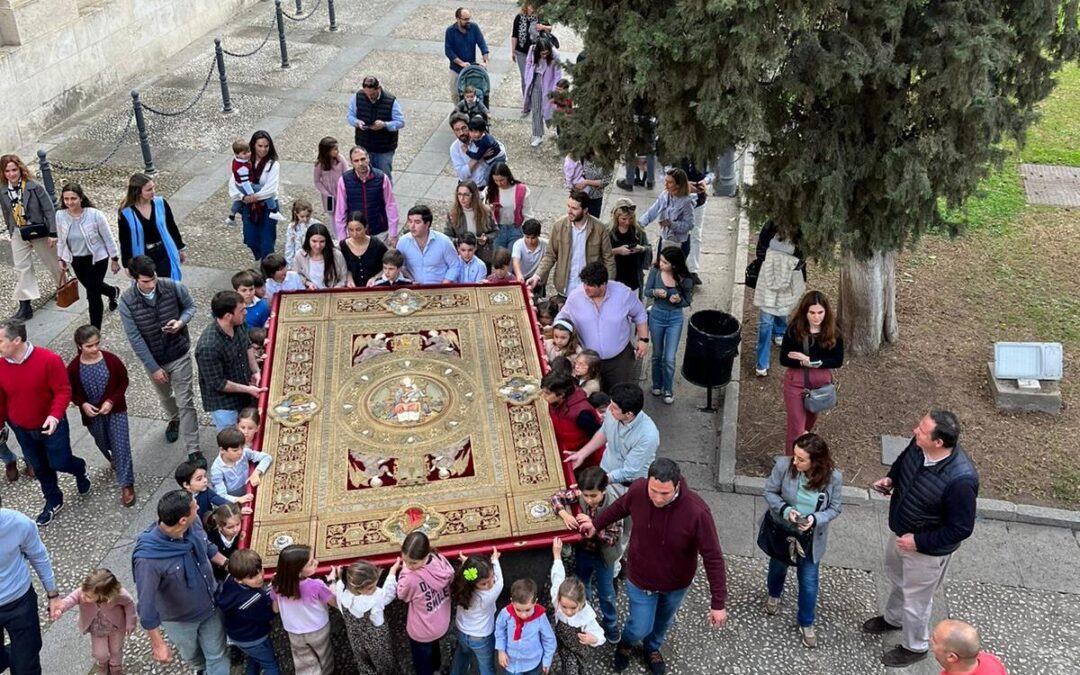 Comienza el montaje del palio con nuestros hermanos más pequeños
