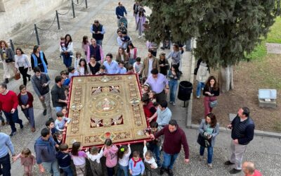 Comienza el montaje del palio con nuestros hermanos más pequeños