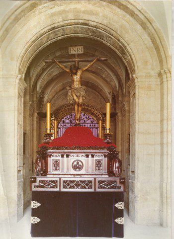 Santísimo Cristo de la Buena Muerte en el vestíbulo universitario. Década de 1970 del S. XX.